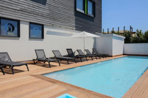 Imagen de la piscina del Hotel Campanile Carcassonne Est La Cite. Foto 9