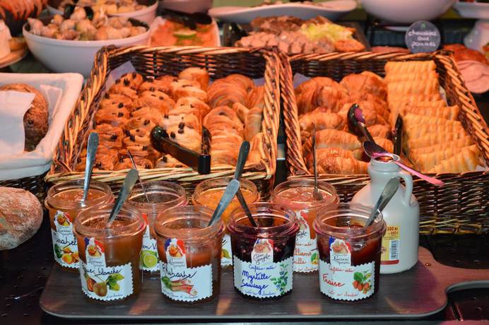 Imagen del bar/restaurante del Hotel Campanile Cergy Pontoise. Foto 2