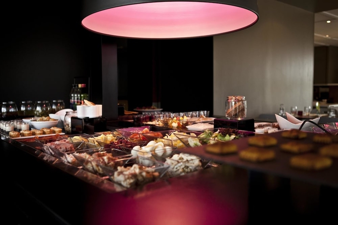 Imagen del bar/restaurante del Hotel Campanile Evry Est - Saint-germain Les Corbeil. Foto 3