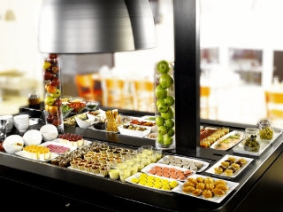 Imagen del bar/restaurante del Hotel Campanile Livry Gargan. Foto 2