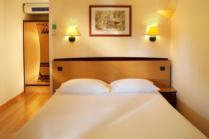 Imagen de la habitación del Hotel Campanile Lourdes. Foto 4