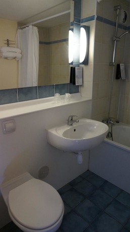 Imagen de la habitación del Hotel Campanile Lourdes. Foto 10