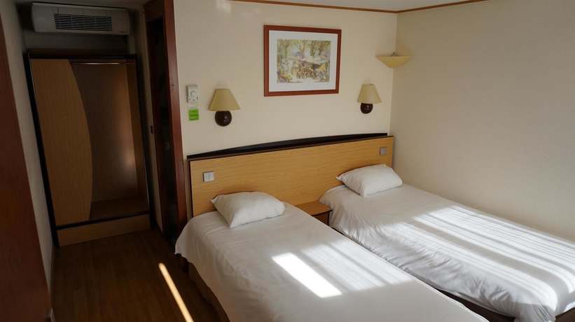 Imagen de la habitación del Hotel Campanile Lourdes. Foto 11