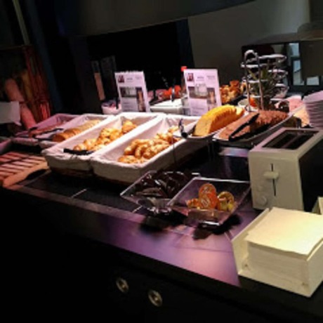 Imagen del bar/restaurante del Hotel Campanile Marmande. Foto 2