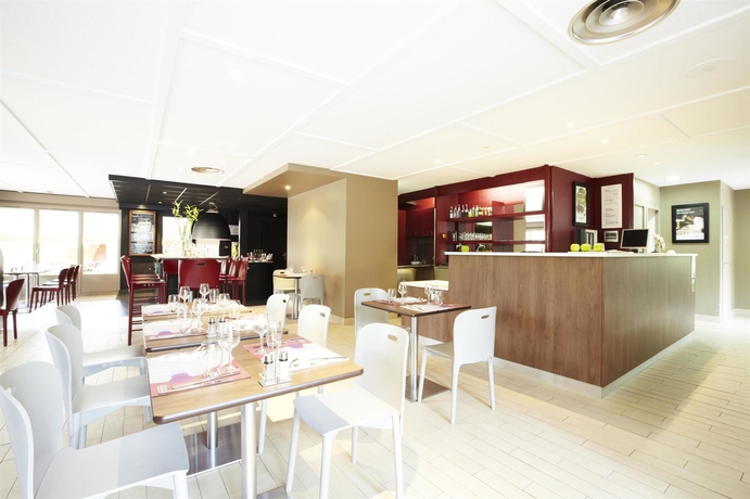 Imagen del bar/restaurante del Hotel Campanile NATURE - Aix En Provence Meyreuil. Foto 5