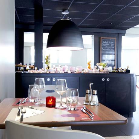 Imagen del bar/restaurante del Hotel Campanile NATURE - Dreux. Foto 10