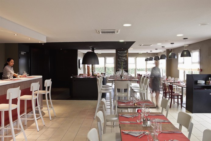 Imagen del bar/restaurante del Hotel Campanile NATURE - Ep&ocirc;ne. Foto 2