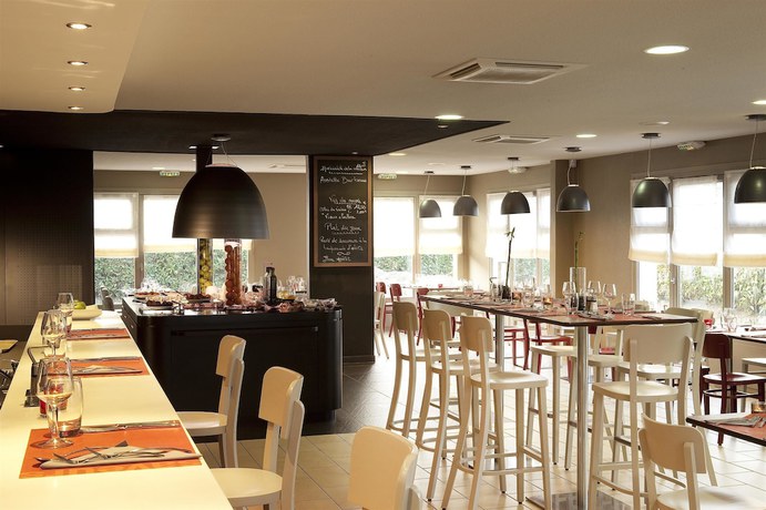 Imagen del bar/restaurante del Hotel Campanile NATURE - Ep&ocirc;ne. Foto 3