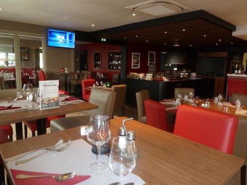 Imagen del bar/restaurante del Hotel Campanile NATURE - Le Mans Est. Foto 5