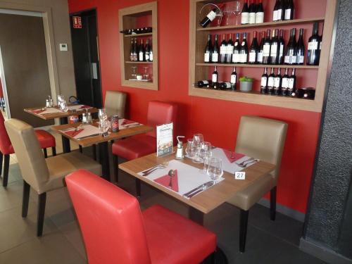 Imagen del bar/restaurante del Hotel Campanile NATURE - Le Mans Est. Foto 6
