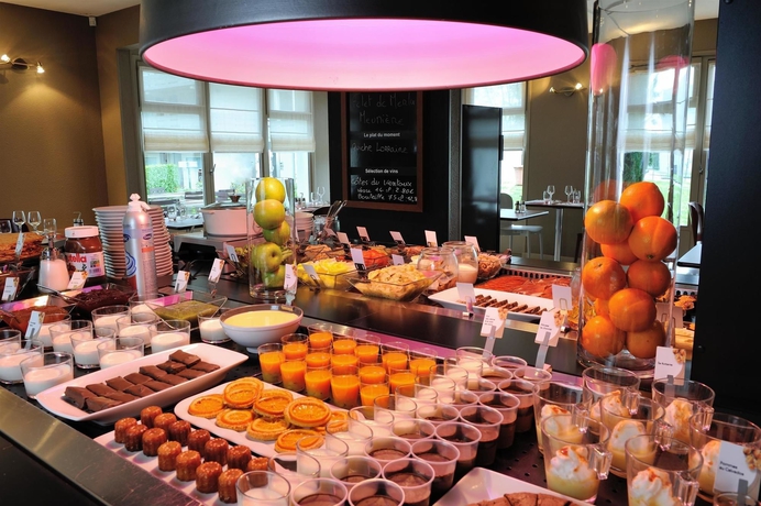 Imagen del bar/restaurante del Hotel Campanile NATURE - Lyon Airport. Foto 3