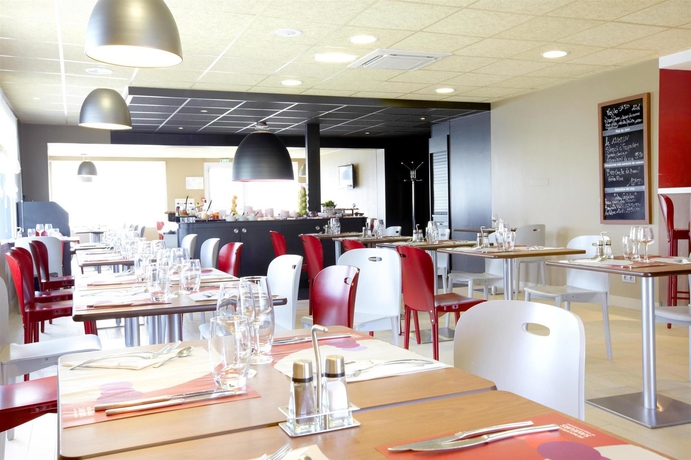 Imagen del bar/restaurante del Hotel Campanile NATURE - Lyon Est Bron Eurexpo. Foto 4