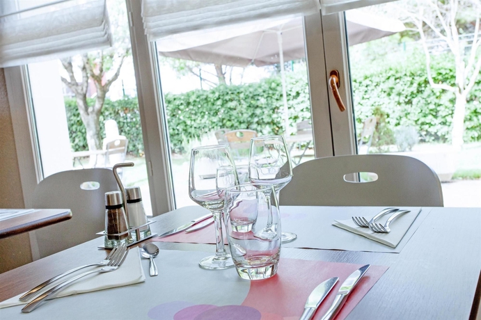 Imagen del bar/restaurante del Hotel Campanile NATURE - Montpellier Sud. Foto 7