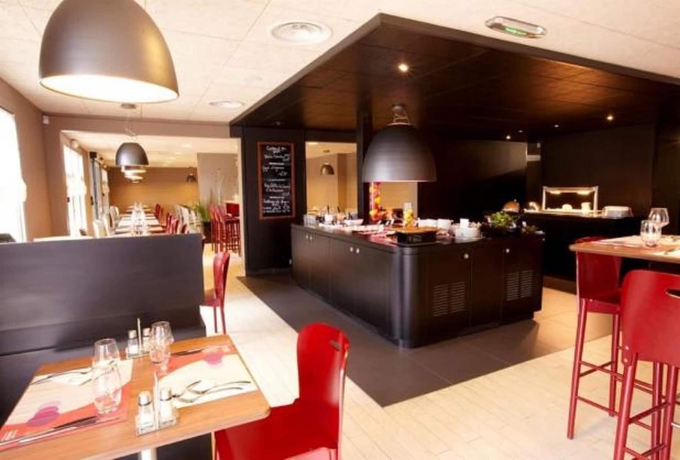 Imagen del bar/restaurante del Hotel Campanile NATURE - Niort Est La Cr&egrave;che. Foto 9