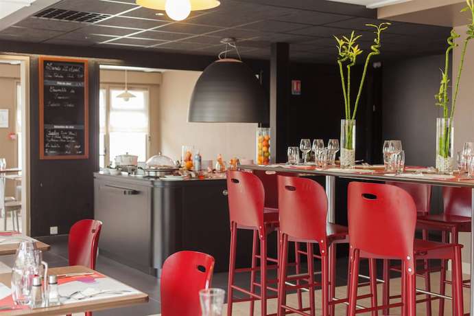 Imagen del bar/restaurante del Hotel Campanile NATURE - Poitiers Sud Aeroport. Foto 7
