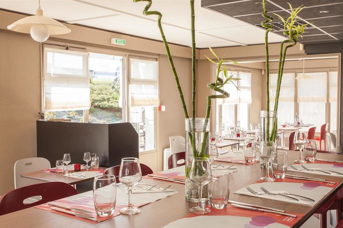 Imagen del bar/restaurante del Hotel Campanile NATURE - Poitiers Sud Aeroport. Foto 8