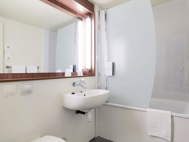 Imagen de la habitación del Hotel Campanile NATURE - Saint-Germain-en-Laye. Foto 19