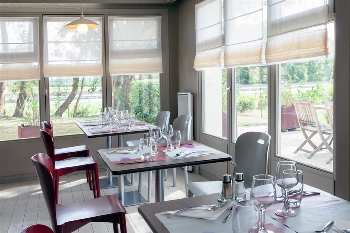 Imagen del bar/restaurante del Hotel Campanile NATURE - Saint-Malo St-Jouan-des-Gu&eacute;rets. Foto 2