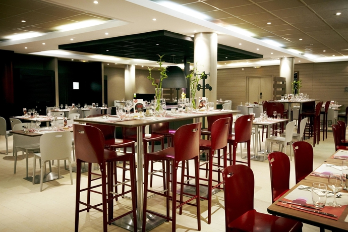 Imagen del bar/restaurante del Hotel Campanile Saint Quentin En Yvelines. Foto 6