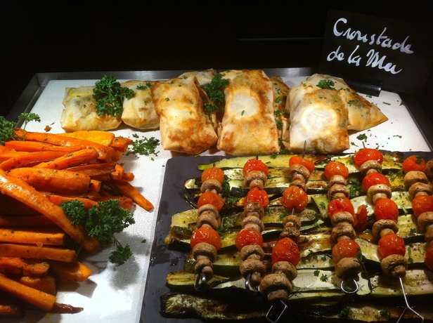 Imagen del bar/restaurante del Hotel Campanile Saint Quentin En Yvelines. Foto 9