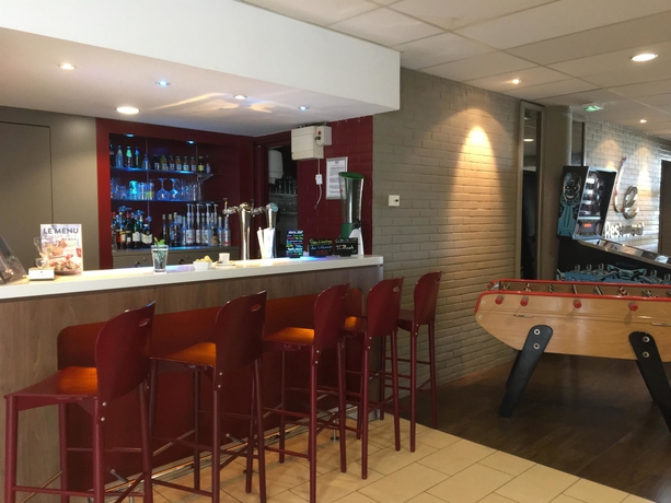 Imagen del bar/restaurante del Hotel Campanile Saint Quentin En Yvelines. Foto 11