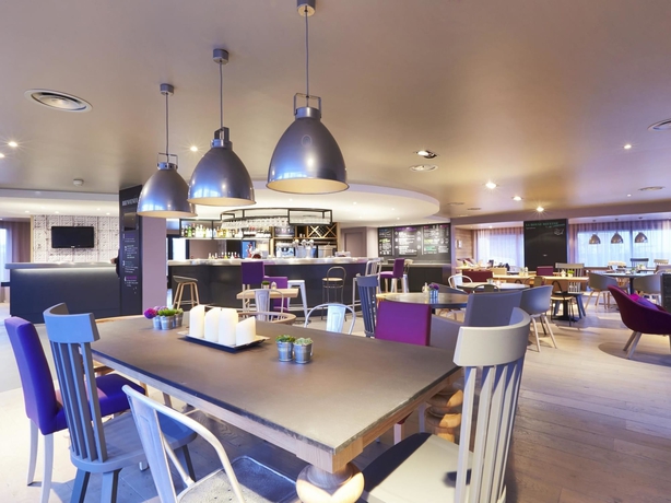 Imagen del bar/restaurante del Hotel Campanile St Germain En Laye. Foto 7