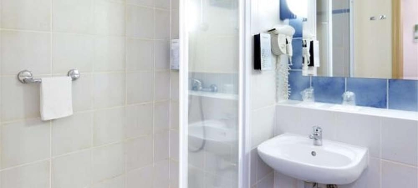 Imagen de la habitación del Hotel Campanile Thiers. Foto 16