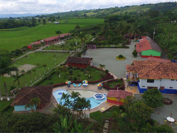 Imagen de la piscina del Hotel Campestre Tucanes. Foto 19