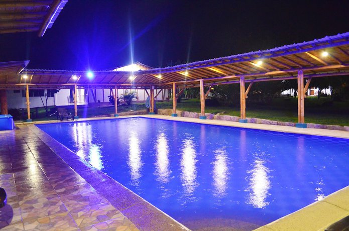 Imagen de la piscina del Hotel Campestre Uraku. Foto 18