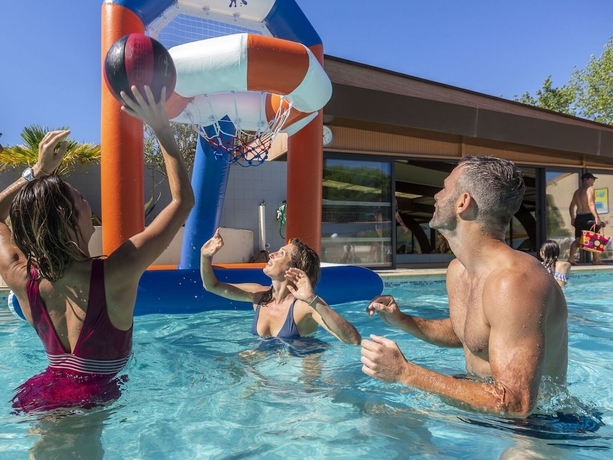 Imagen de la piscina del Hotel Camping Abri de Camargue. Foto 13