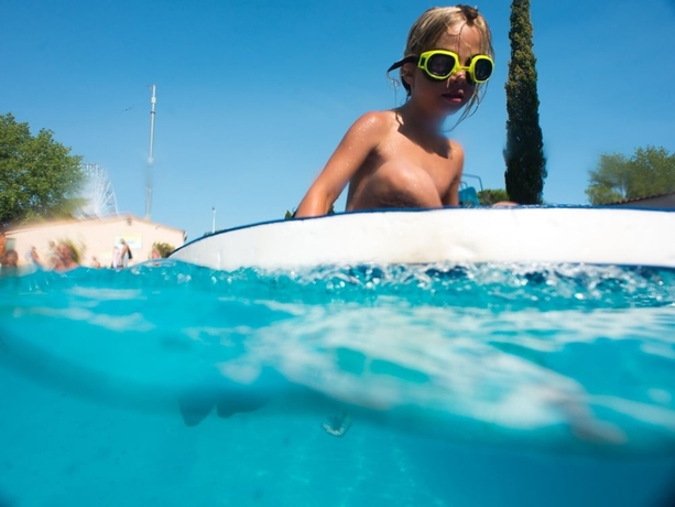 Imagen de la piscina del Hotel Camping Abri de Camargue. Foto 16