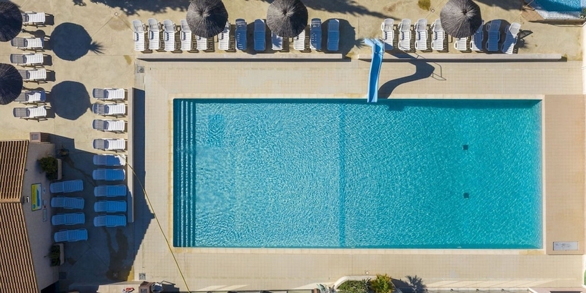 Imagen de la piscina del Hotel Camping Abri de Camargue. Foto 19