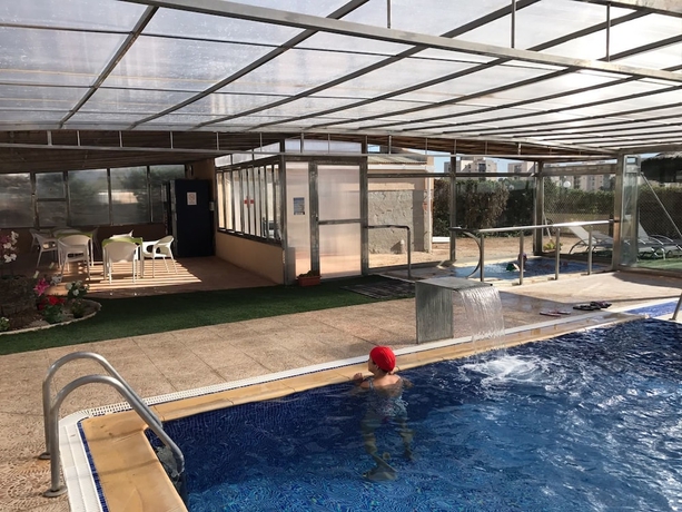 Imagen de la piscina del Hotel Camping Balneario Los Delfines. Foto 8