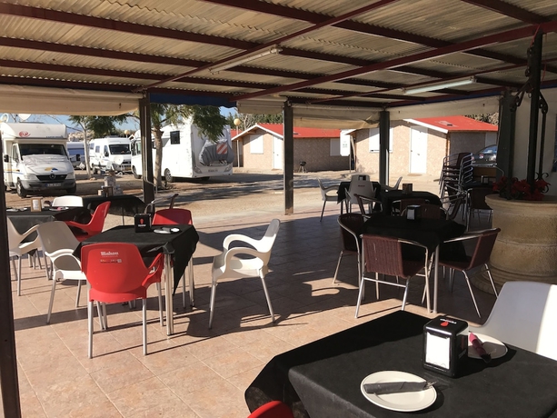 Imagen del bar/restaurante del Hotel Camping Balneario Los Delfines. Foto 3