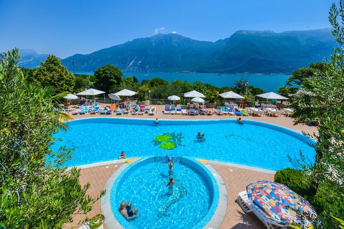 Imagen de la piscina del Hotel Camping Garda. Foto 18
