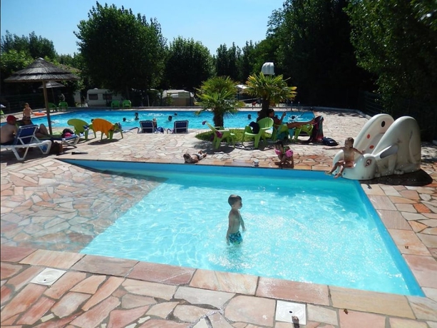 Imagen de la piscina del Hotel Camping Harrobia. Foto 19