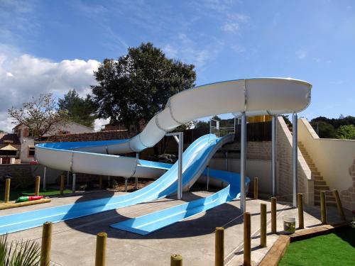 Imagen general del Hotel Camping La Pinede, GREUX LES BAINS. Foto 3