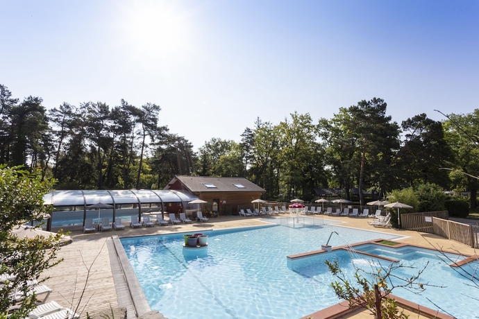 Imagen de la piscina del Hotel Camping La Pin&egrave;de, Excenevex-Plage. Foto 14