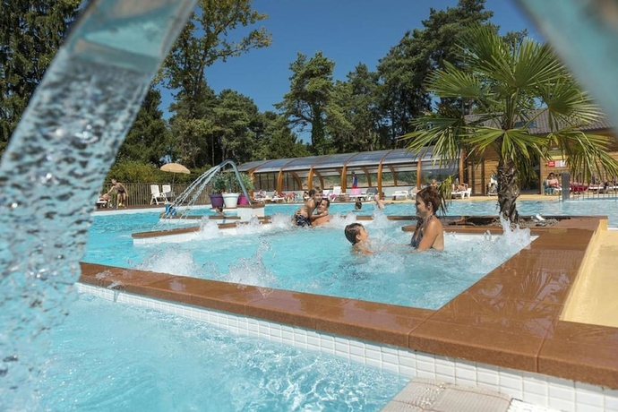 Imagen de la piscina del Hotel Camping La Pin&egrave;de, Excenevex-Plage. Foto 15