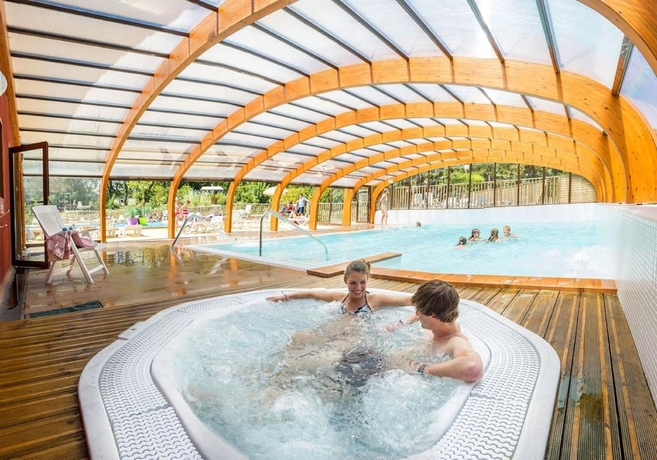 Imagen de la piscina del Hotel Camping La Pin&egrave;de, Excenevex-Plage. Foto 16
