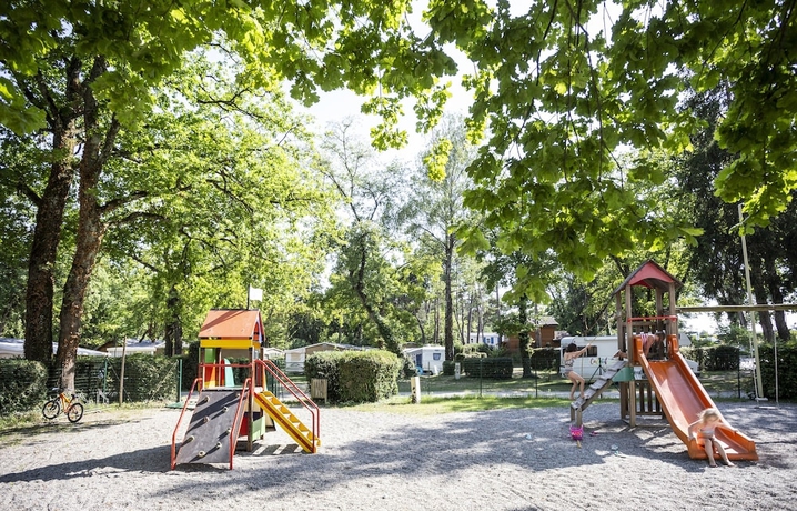 Imagen de los exteriores del Hotel Camping La Pin&egrave;de, Excenevex-Plage. Foto 11