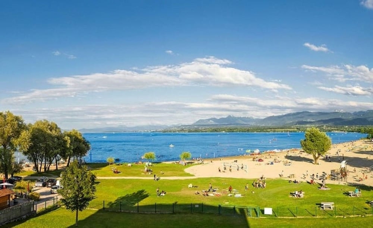 Imagen de los exteriores del Hotel Camping La Pin&egrave;de, Excenevex-Plage. Foto 12