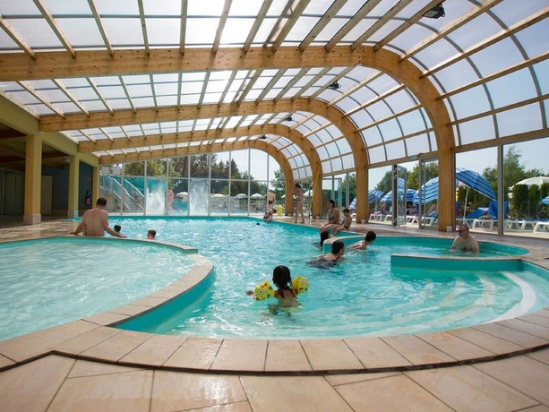 Imagen de la piscina del Hotel Camping Le Fayolan. Foto 17