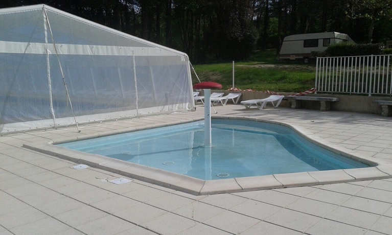 Imagen de la piscina del Hotel Camping Le Repaire - Tente Am&eacute;nag&eacute;e. Foto 15