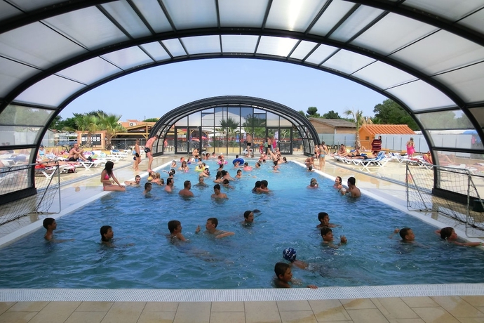 Imagen de la piscina del Hotel Camping Le Soleil de la M&eacute;diterrann&eacute;e. Foto 13