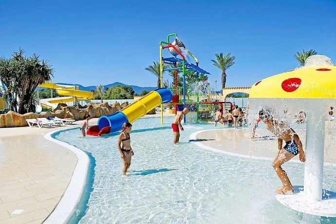 Imagen de la piscina del Hotel Camping Le Soleil de la M&eacute;diterrann&eacute;e. Foto 14
