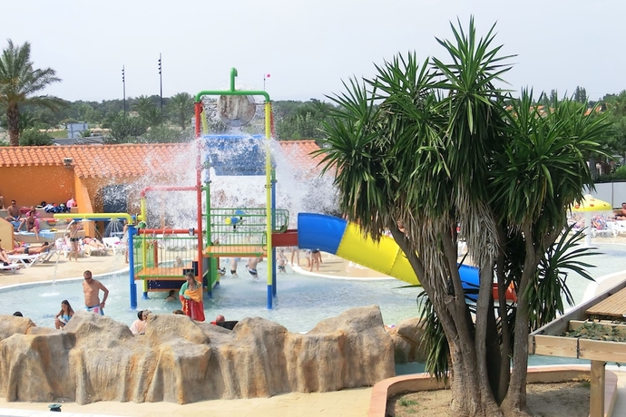 Imagen de la piscina del Hotel Camping Le Soleil de la M&eacute;diterrann&eacute;e. Foto 17
