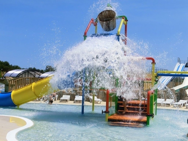 Imagen de la piscina del Hotel Camping Le Soleil de la M&eacute;diterrann&eacute;e. Foto 18
