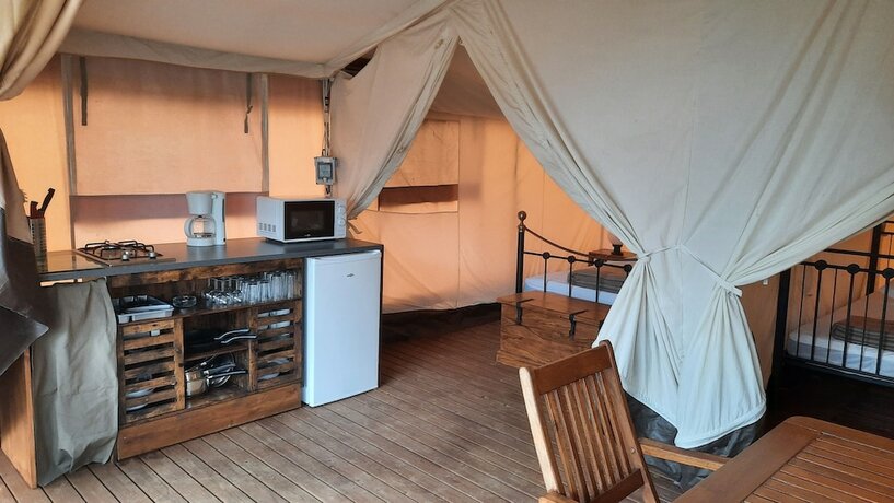 Imagen general del Hotel Camping Les Chenes Clairs. Foto 8