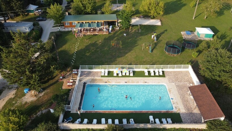 Imagen general del Hotel Camping Les Chenes Clairs. Foto 10
